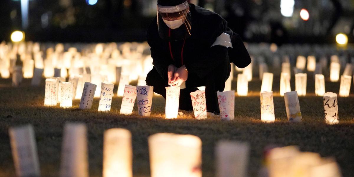 Japoneses encienden linternas de papel en memoria de las víctimas del terremoto y el tsunami que en 2011 devastaron el noreste del país y desataron el accidente nuclear de Fukushima.