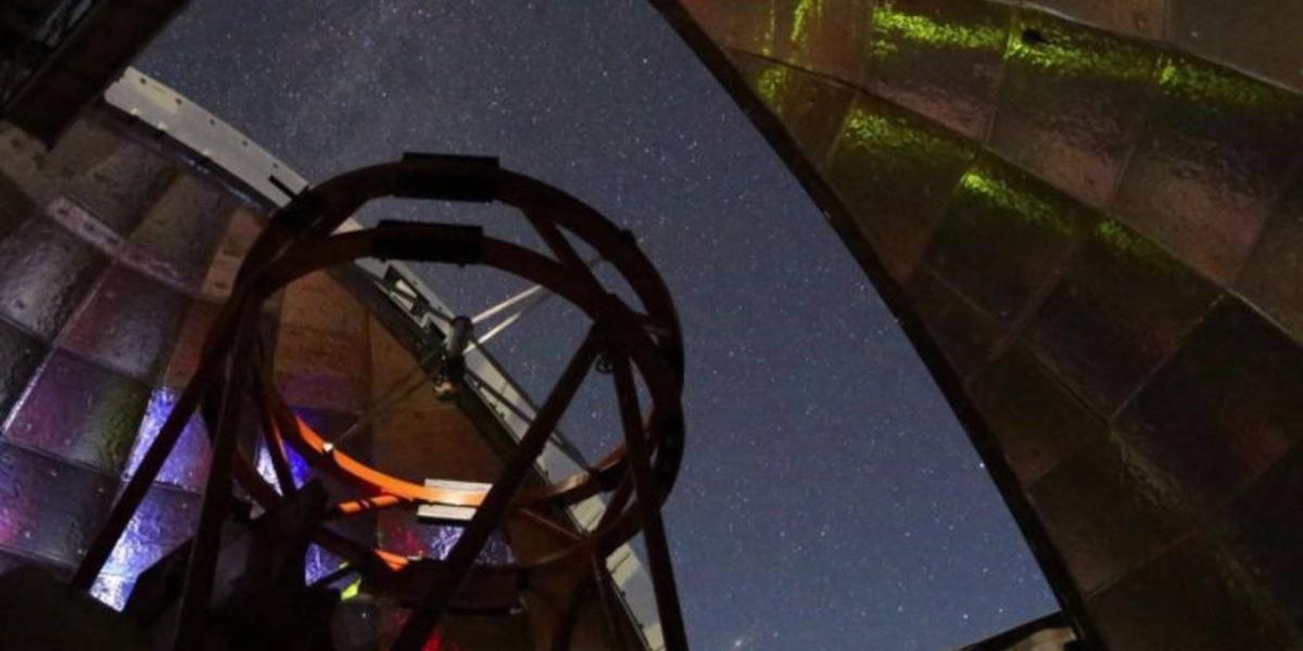 Esta foto muestra la vista desde el interior de la cúpula de la Instalación del Telescopio Infrarrojo de la NASA durante una noche de observación.