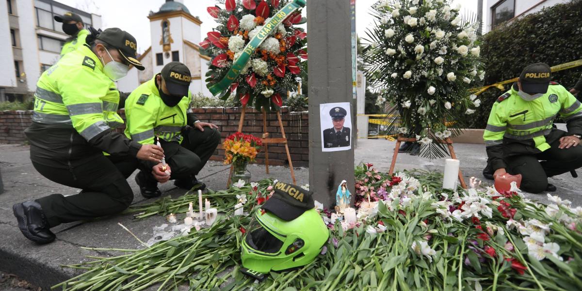 El asesinato del patrullero Edwin Caro fue uno de los hechos violentos ocurrido la semana pasada en Bogotá. En la foto, sus compañeros le rinden homenaje.