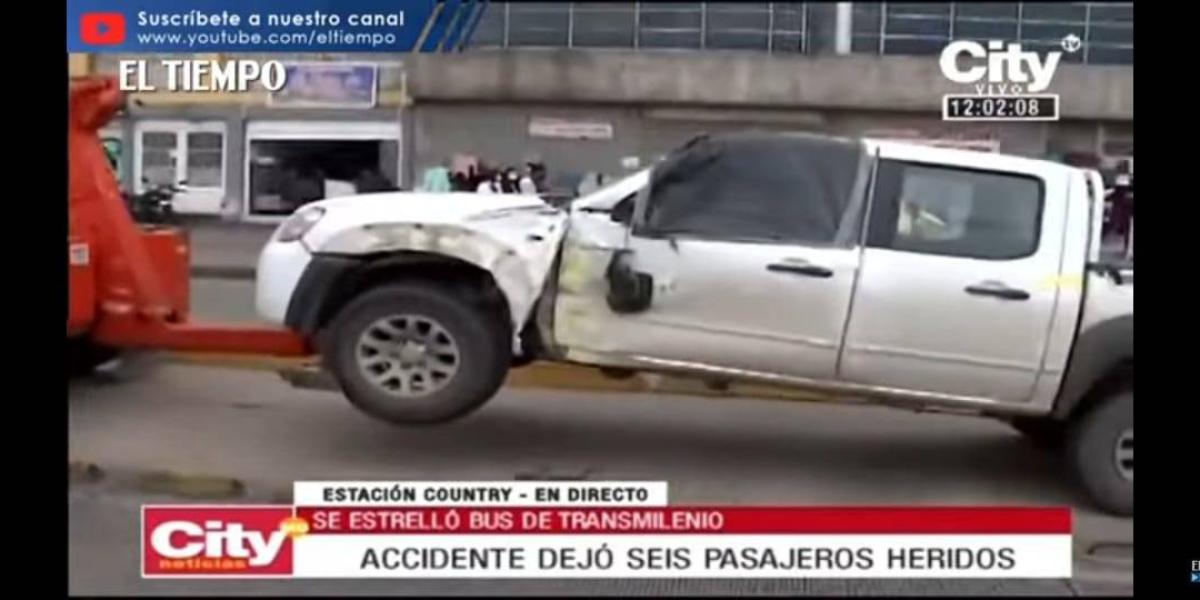 Choque entre bus de Transmilenio y una camioneta deja seis heridos en Bogotá