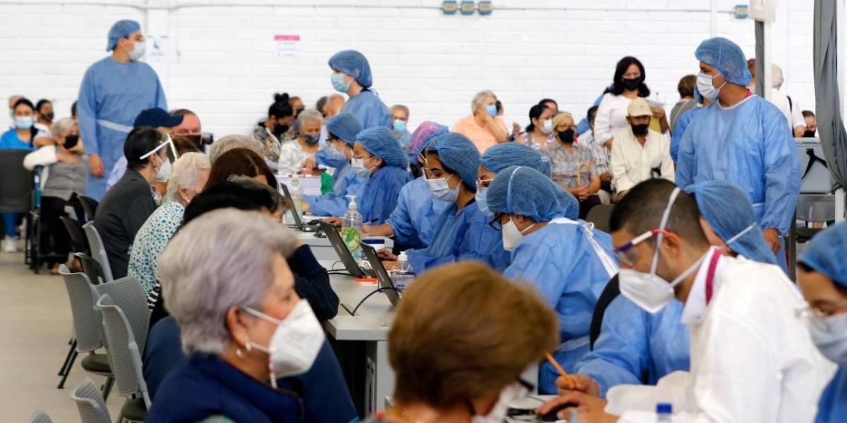 En Medellín se adelanta el proceso masivo de vacunación en personas mayores de 80 años.