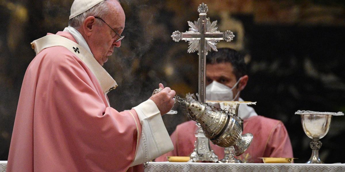 El Papa Francisco balancea un incensario de incienso alrededor del altar mientras celebra una misa para conmemorar los 500 años de cristianismo en Filipinas en la Basílica de San Pedro en El Vaticano,