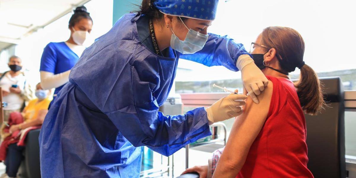 En el establecimiento de Sanidad Militar ARC - FAC, continúa la vacunación masiva de adultos mayores de 80 años.