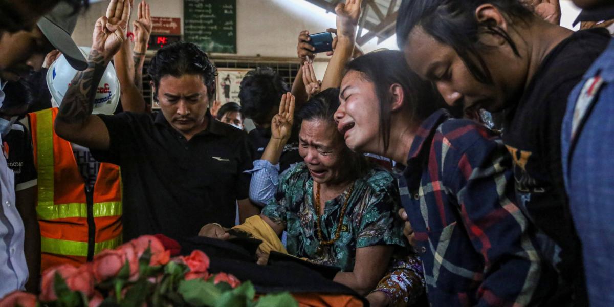 Familiares lloran ante el cuerpo sin vida de Ko Saw Pyae Naing, un manifestante de 21 años muerto en una de las protestas contra el golpe de estado militar, durante su funeral este domingo en Mandalay, Birmania