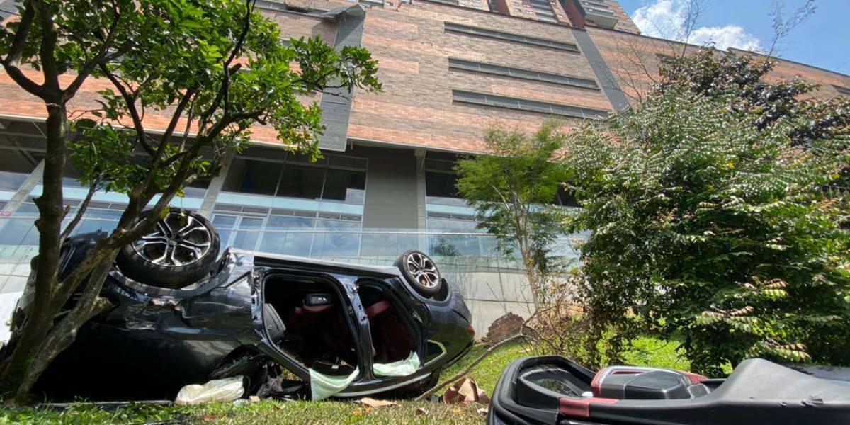 Un carro cayó desde el parqueadero de un edificio de El Poblado.