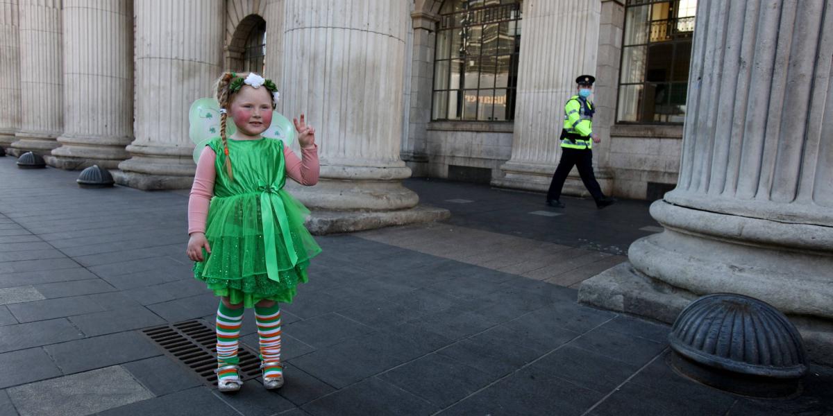 Una pequeña de 5 años posa con atuendo verde en conmemoración del día de San Patricio, en Dublin (Irlanda)
