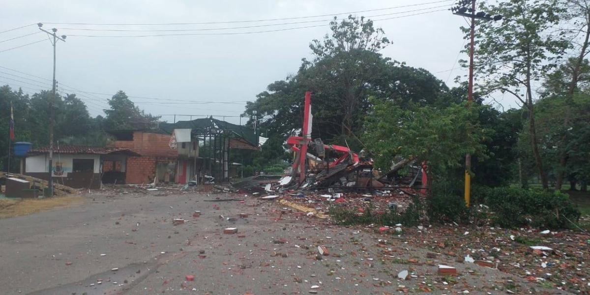 Destrozos que dejó el ataque de las disidencias en La Victoria, en el estado Apure