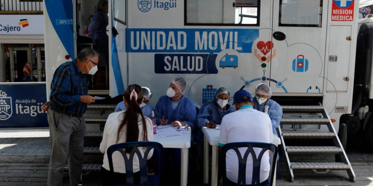 Unidad Móvil de Salud de la Secretaría de Salud de Itagüí, adelanta una búsqueda activa de posibles casos de covid-19 realizando pruebas de antígeno de manera gratuita entre los ciudadanos.
