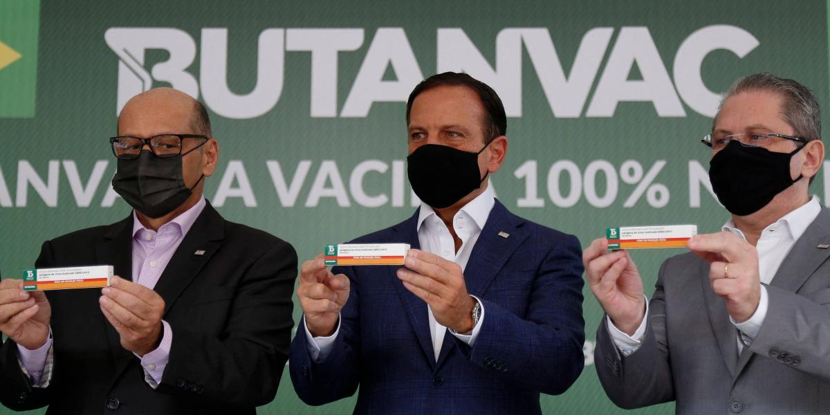 El gobernador João Doria (centro) posó este viernes ante los medios
con una dosis de ButanVac.