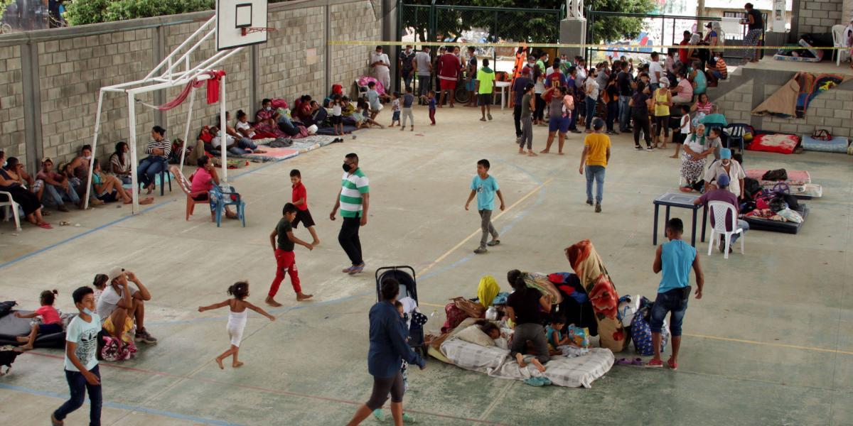 Migrantes venezolanos permanecen hoy en un centro de integración ciudadana de Arauquita, localidad fronteriza y perteneciente al departamento de Arauca.