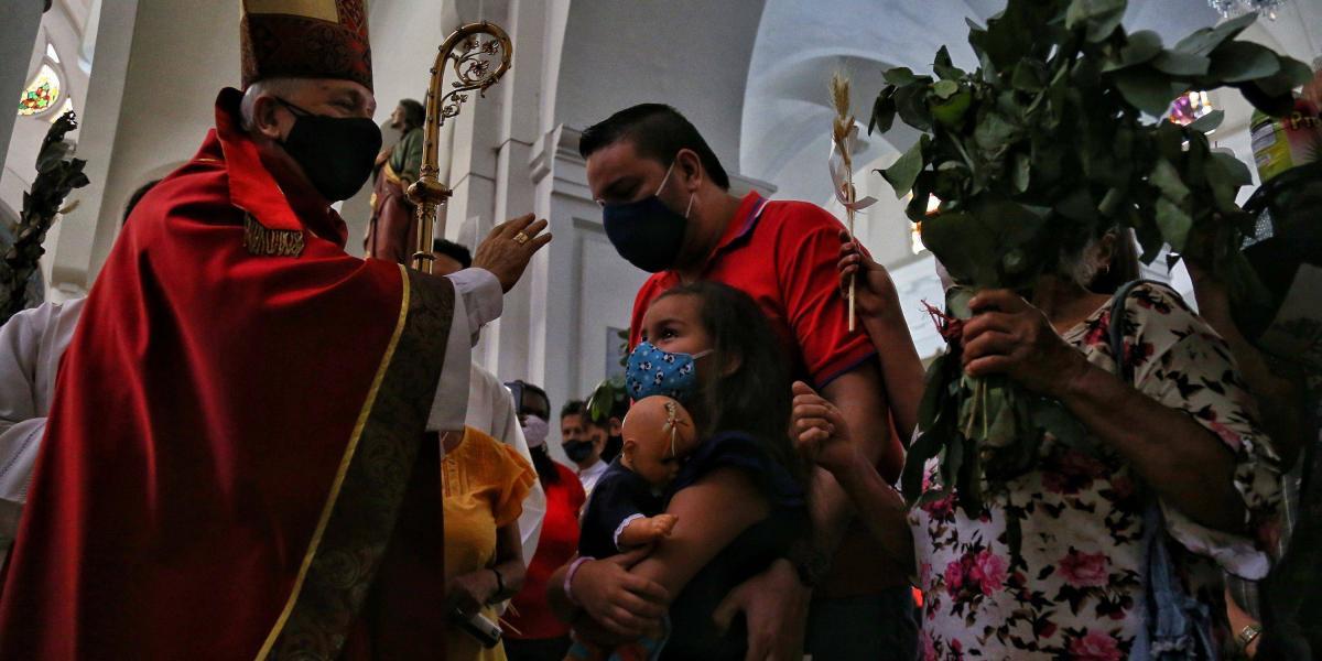 El arzobispo de Cali, monseñor Darío de Jesús Monsalve, presidió el Domingo de Ramos, en la Catedral. Fue el retorno de la Semana Santa, tras este año de pandemia.
