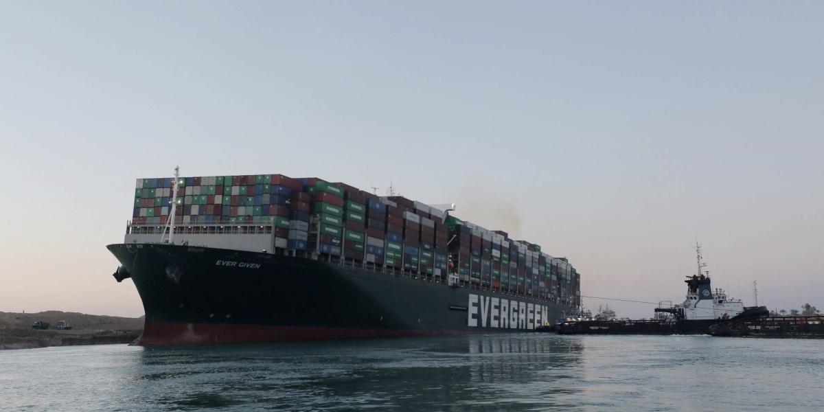 Una imagen distribuida publicada por la Autoridad del Canal de Suez el 29 de marzo de 2021 muestra una vista del buque portacontenedores MV 'Ever Given'.