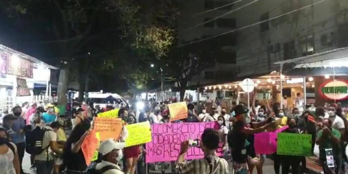 Aspectos de las protestas que protagonizaron comerciantes del sector de El Rodadero, en Santa Marta.