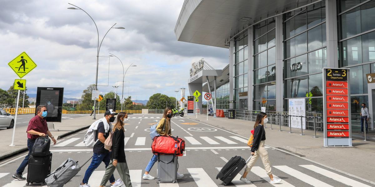 Viajeros llegan hasta la terminal de transportes aérea El Dorado durante el plan éxodo de la Semana Santa en Colombia.
