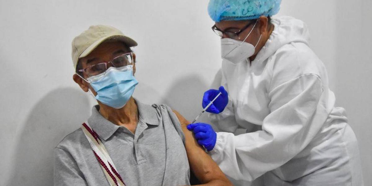 Santa Marta continúa con vacunación a adultos mayores de 70 años.