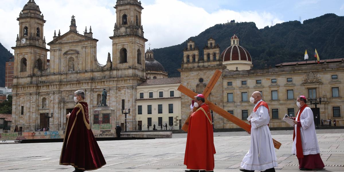 La Arquidiócesis de Bogotá realizó la Santa Viacrucis en la Plaza de Bolivar dirigida por el arzobispo de Bogotà Luis José Rueda Aparicio