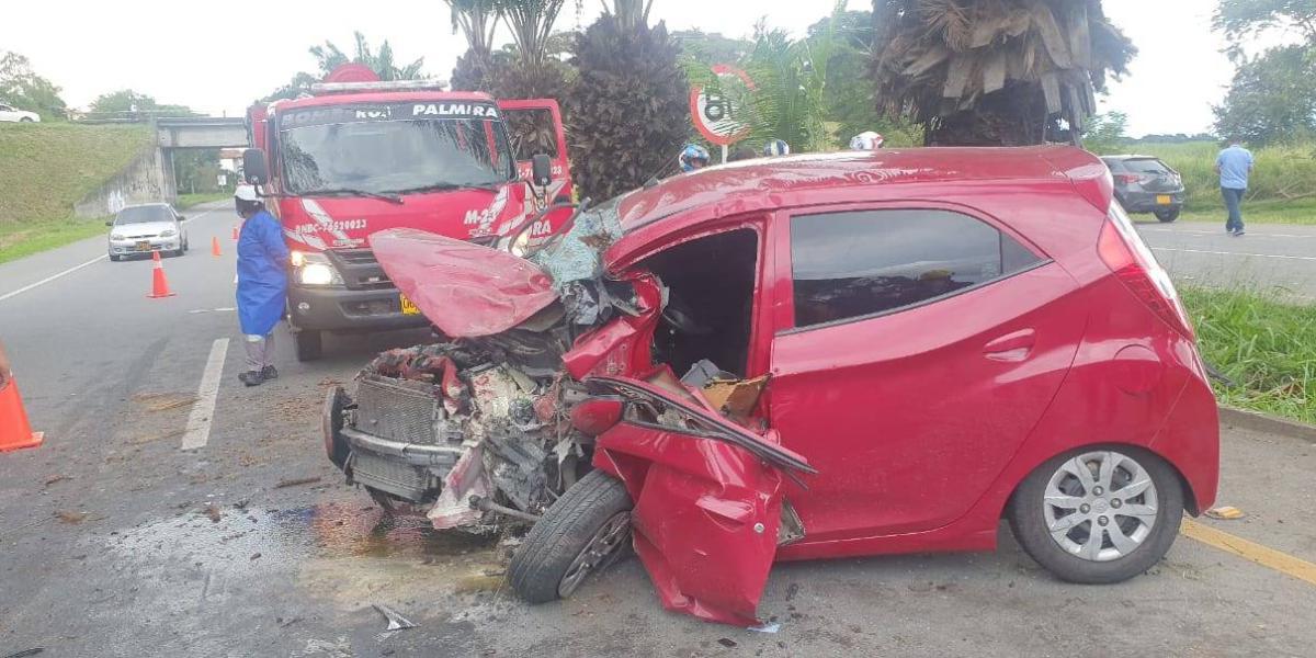 El hecho se presentó al ingreso de Palmira, donde algunas personas que presenciaron el hecho aseguran que el conductor del vehículo perdió el control.