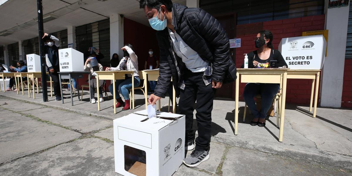 Este 11 de abril habrá comicios presidenciales en Perú y Ecuador. En Quito, las autoridades realizaron ensayos técnicos de la votación.