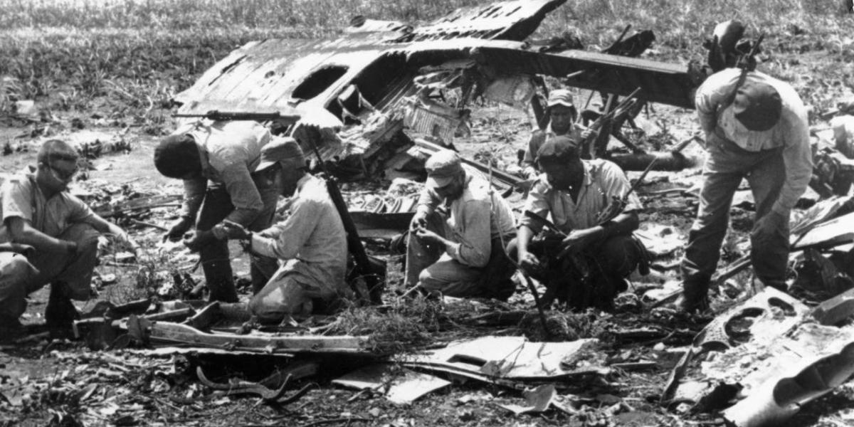 Bahía de Cochinos. 1961. Milicia cubana examina los restos de un avión derribado por fuego de artillería.