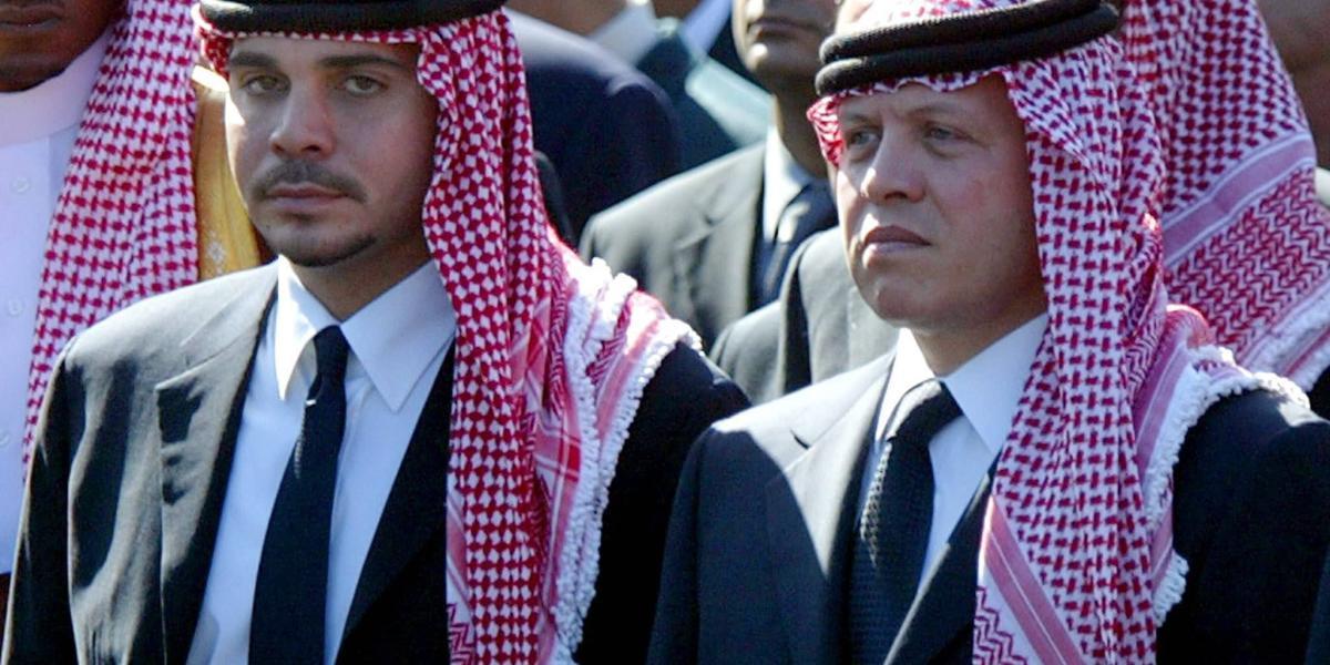 El príncipe de Jordania Ali Bin Al Hussein (derecha) con su medio hermano el Rey Abullah de Jordania, mientras caminan juntos en la procesión fúnebre del presidente palestino Yasser Arafat en El Cairo, Egipto, de 2004.