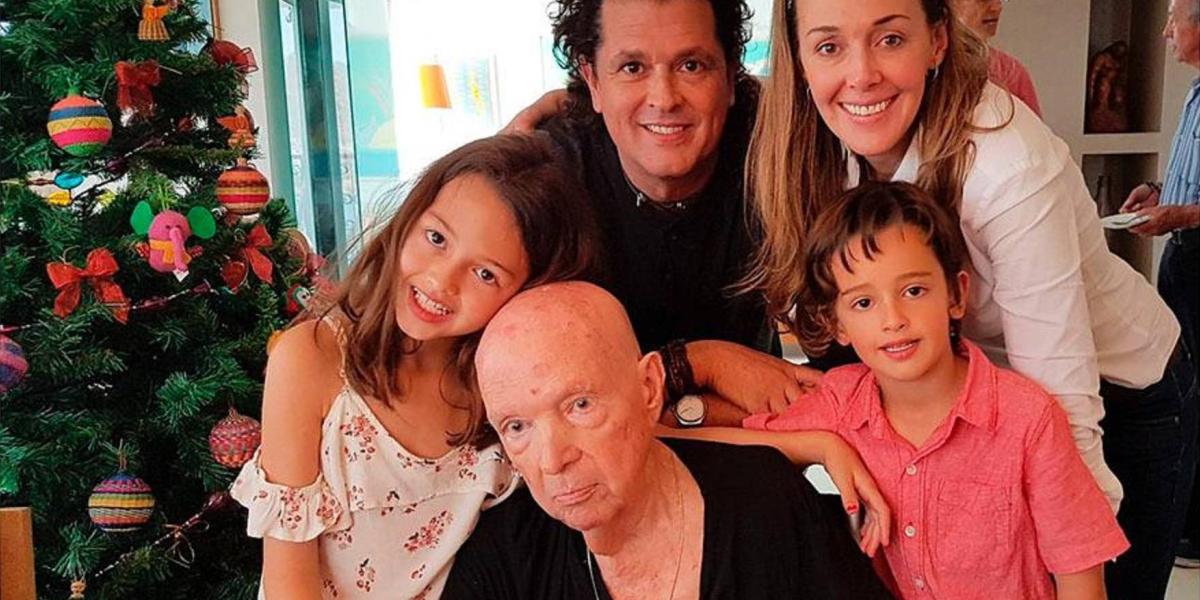 El cantante Carlos  Vives, su esposa Claudia Elena, sus hijos Elena y Pedro y su padre: Luis Aurelio Vives.