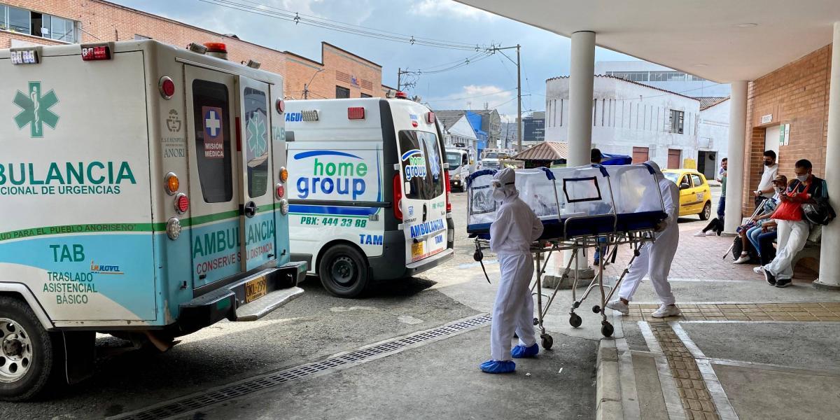 Fuerte aumento en los casos de contagios por Covid-19 tienen la ocupación de las UCI con más del 90%. Diariamente llegan ambulancias a los hospitales de Medellín con más pacientes infectados.