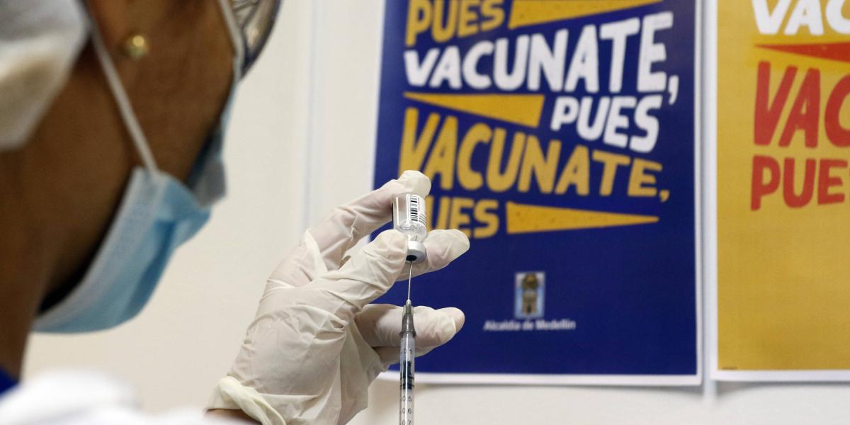 En el hospital General de Medellín se adelanta la vacunación masiva de 800 miembros del personal de la salud.