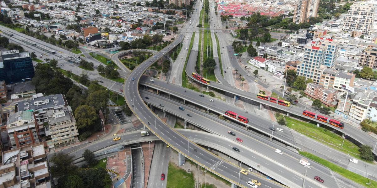 Panorámica de la Autopista Norte con Carrera 9 y Avenida Carrera 30, durante el inicio de la nueva cuarentena estricta durante el tercer pico de la pandemia por coronavirus en Colombia. Bogotá 10 de abril 2021