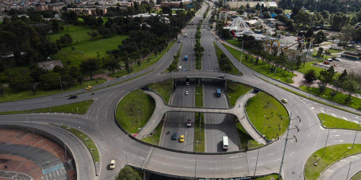 En el anillo vial de la Avenida 68 con Calle 63 se presentó poco flujo vehicular en el primer día de aislamiento general decretado por la Alcaldía de Bogotá.
