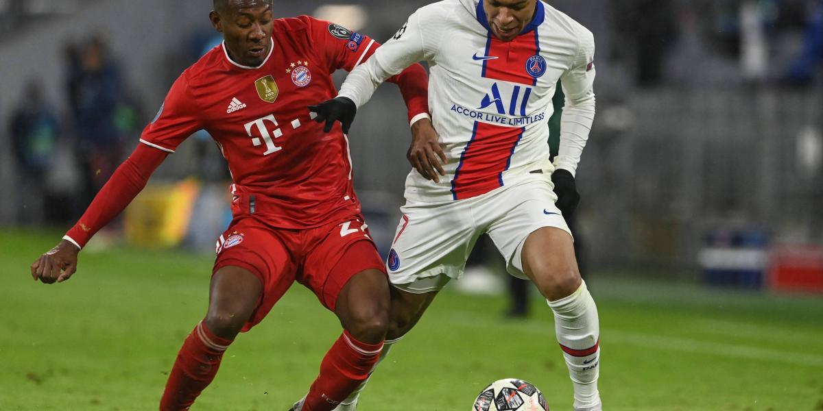 David Alaba, del Bayern (izq.) marca a la figura del PSG, Kylian Mbappe.