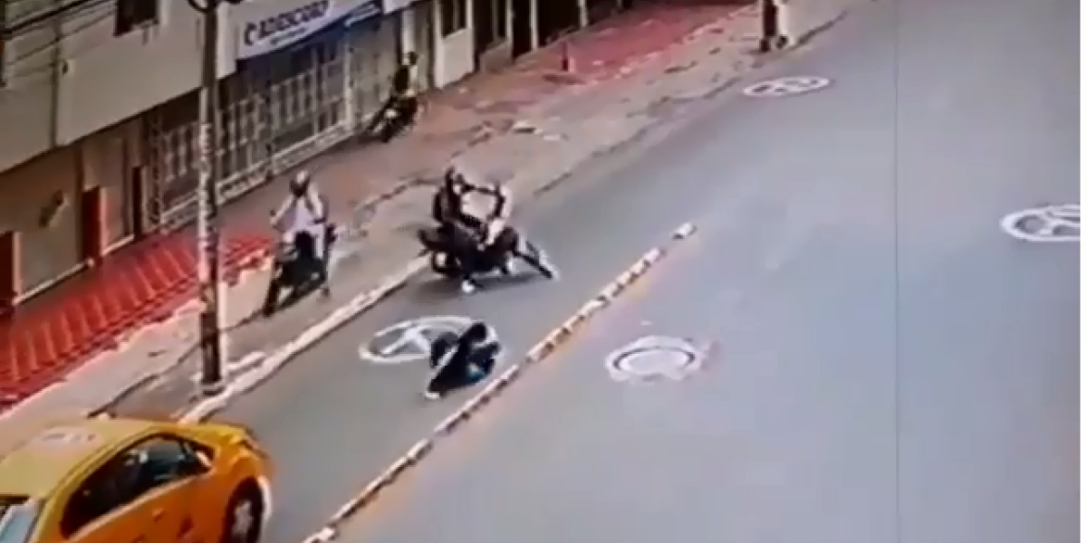 Víctima cae al intentar eludir a los asaltantes en motocicleta en Cali.