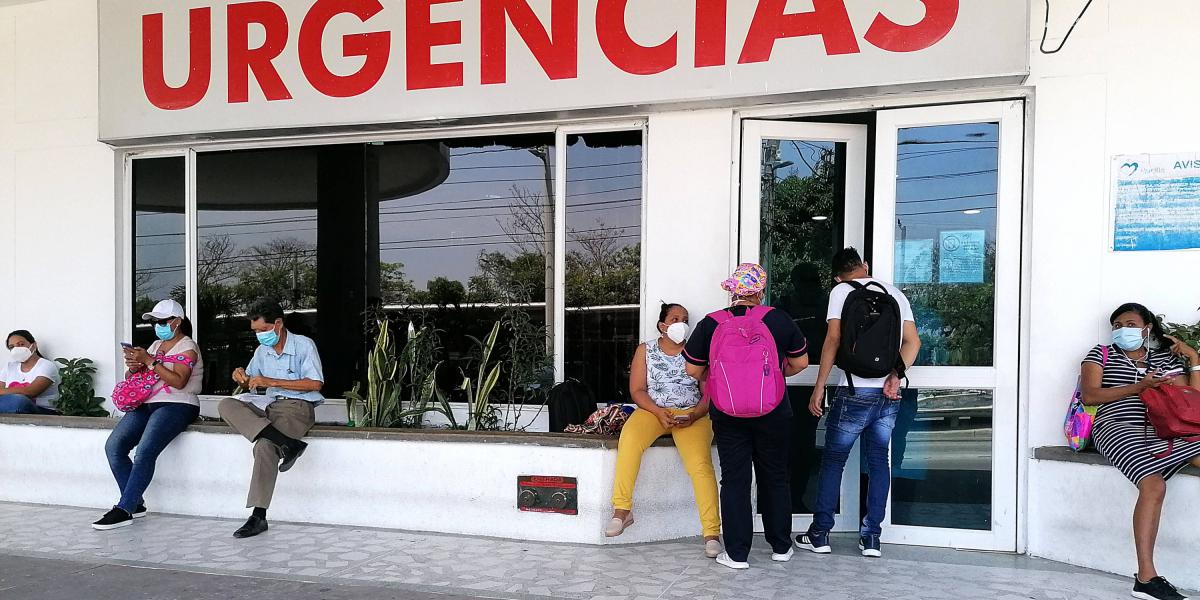 En las afuera de las clínicas de Barranquilla permanecen personas esperando reportes de familiares infectados con covid.