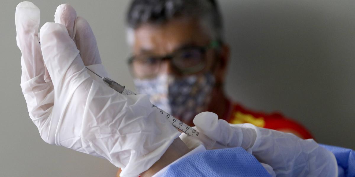 En Medellín adelantan la vacunación para personas entre 65 y 70 años enn el centro masivo de vacunación de la clínica de la 80.