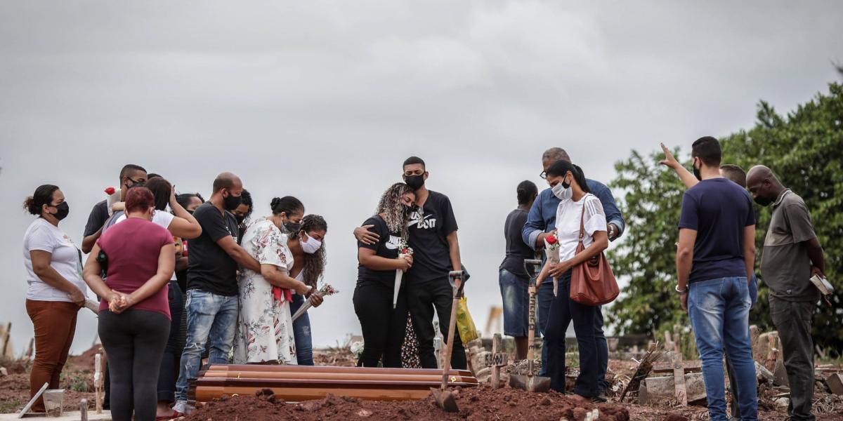 Familiares lloran la muerte por covid-19 de un ser querido, durante su entierro en Río de Janeiro (Brasil).