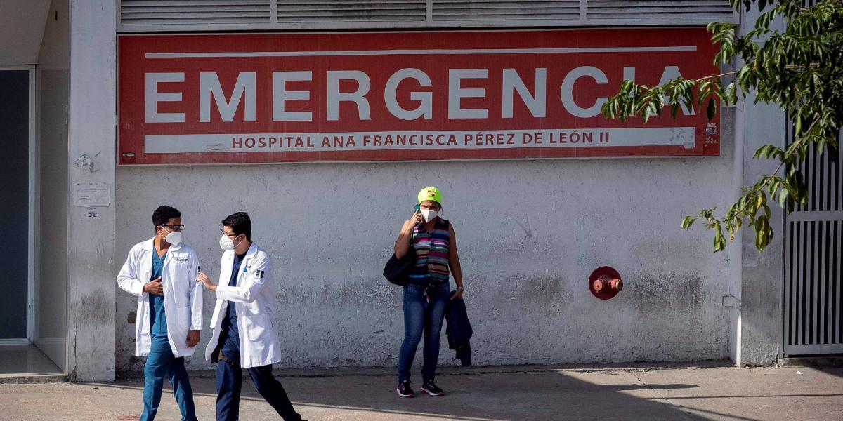 Trabajadores de la salud caminan frente a la sala de emergencias del Hospital Ana Francisca Pérez de León II en Caracas, Venezuela.
