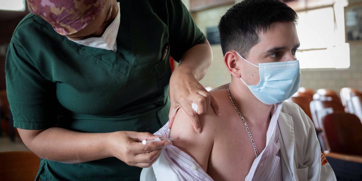 Una enfermera aplica una dosis de la vacuna rusa Sputnik V, durante una jornada de vacunación de trabajadores de la salud en Venezuela.
