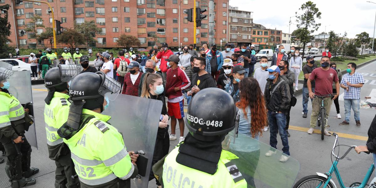Bogota abril 16 de 2021. Manifestación a la altura de la Primero de Mayo por NQS. Bloquean ambos sentidos del carril exclusivo. Manifestantes sacan el aire a las llantas del TM, policía hace presencia. Fotos: Milton Diaz El Tiempo