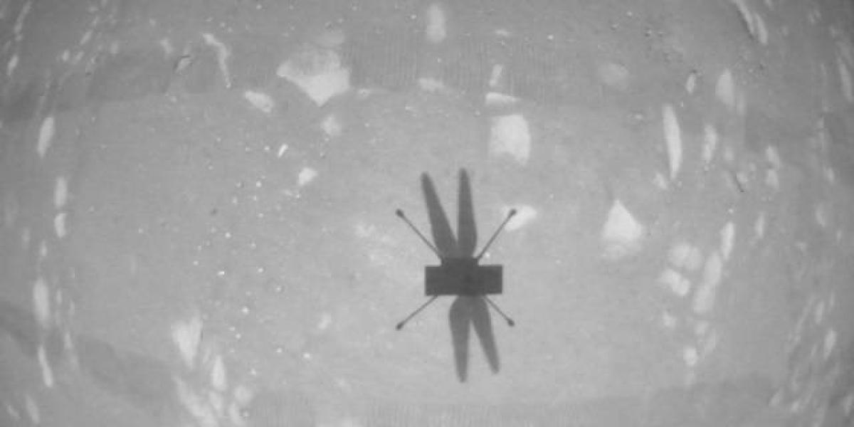 La sombra de Ingenuity sobre el suelo marciano, captada durante su segundo vuelo.