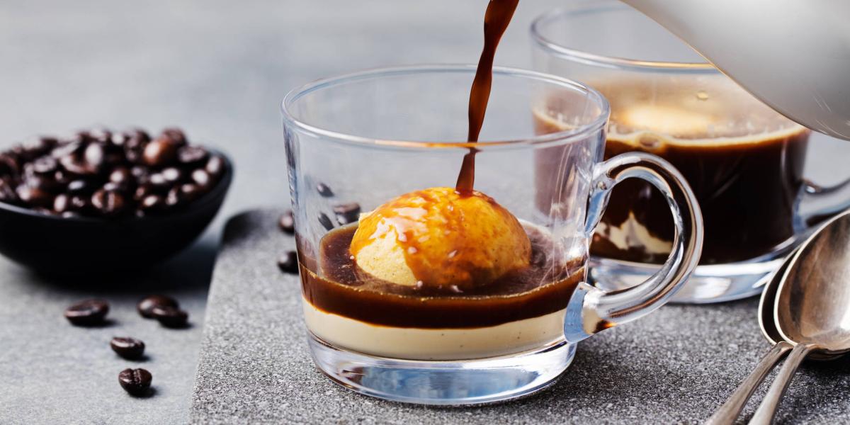 El ‘affogatto’ lleva una bolita de helado para contrastar el sabor fuerte del café.