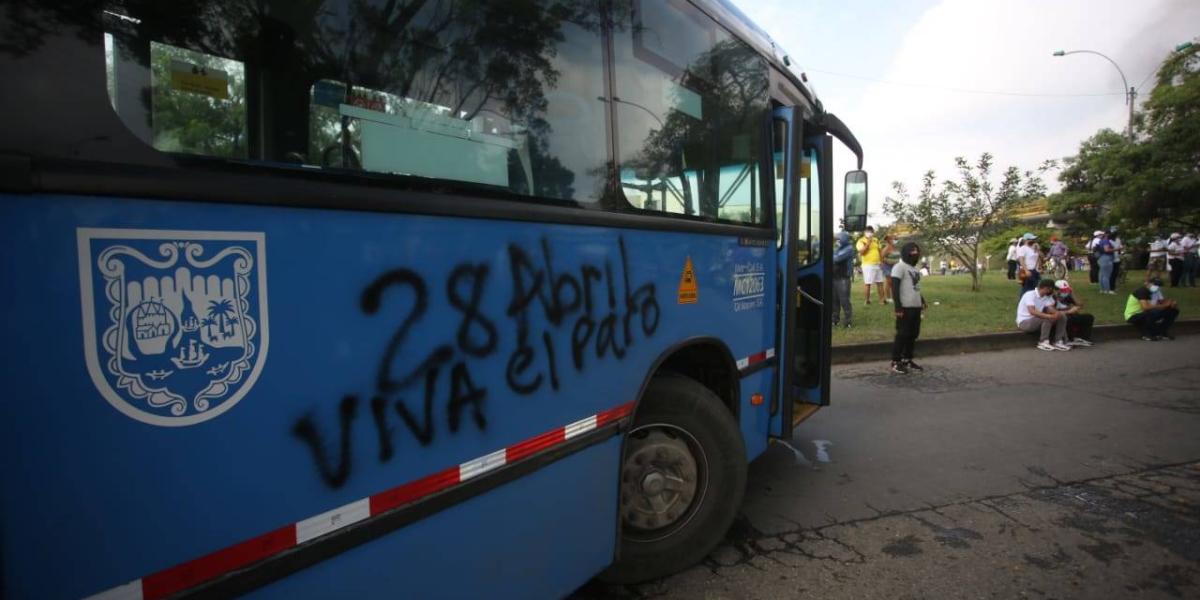 Manifestantes atacaron un bus del MIO en Cali.