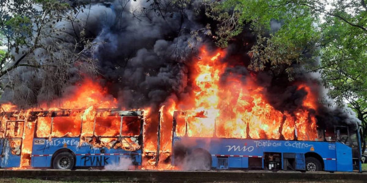 A las 11:20 a.m. un bus del MIO fue quemado cerca a la estación de Universidades en Cali. A la misma hora, se presentaron enfrentamientos entre el Esmad y encapuchados.