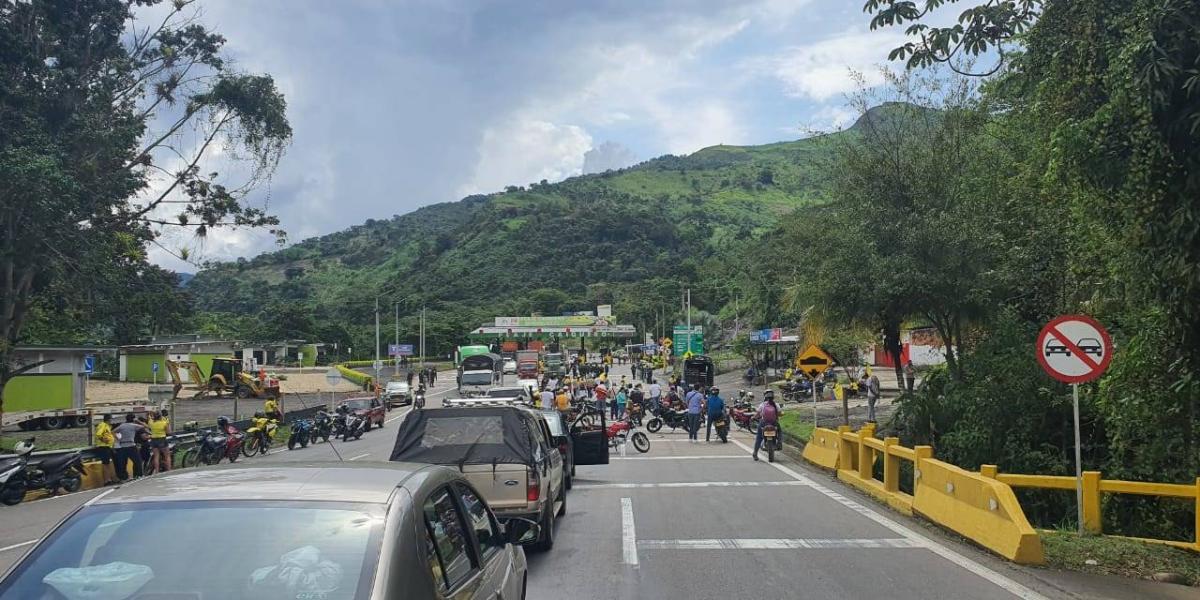 En la vía que comunica a Villeta con Bogotá, a la altura del Peaje Caiquero, hubo cierres.