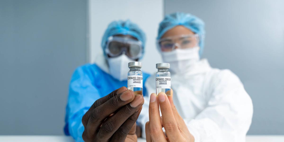 Las vacunas anticovid han mostrado ser seguras, y sus beneficios son mucho mayores que sus potenciales riesgos.