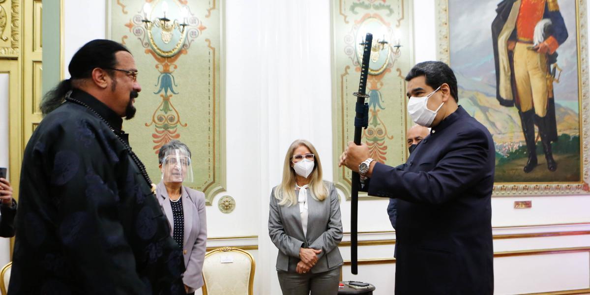 Steven Seagal entrega espada a Maduro
