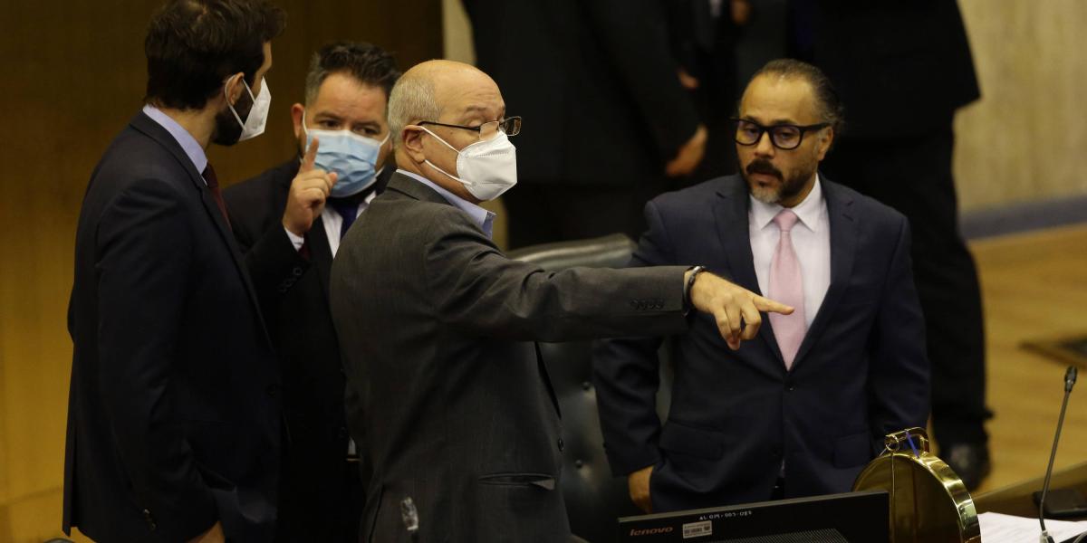 Los diputados Rodrigo Ávila (c) y Ernesto Castro(d) durante una sesión plenaria celebrada hoy en el Salón Azul del Palacio Legislativo en San Salvador (El Salvador).