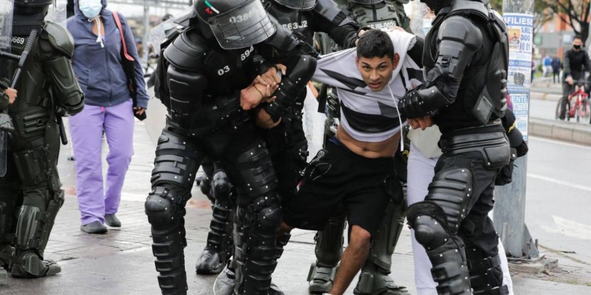 La policía nacional y el Esmad realizan capturas a presuntos manifestantes que provocarán disturbios en el Portal de las Américas.