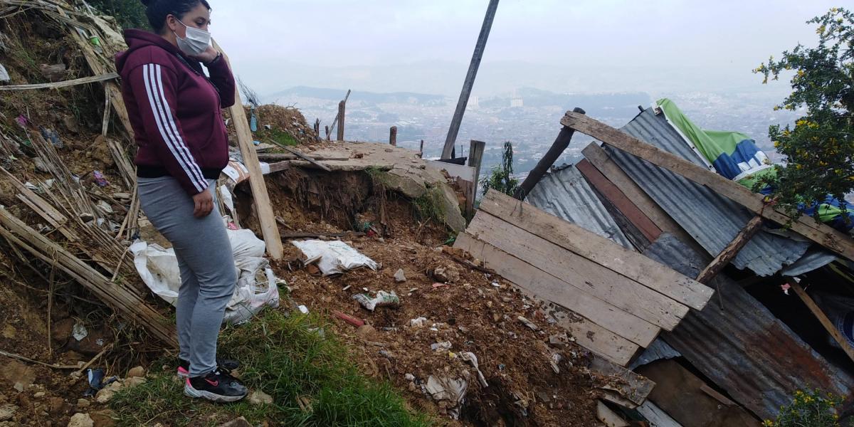 Jenny (foto) cuenta lo que ocurrió aquel trágico día que su casa se deslizo, mientras observa en el barranco lo que queda de la estructura caída entre la tierra.