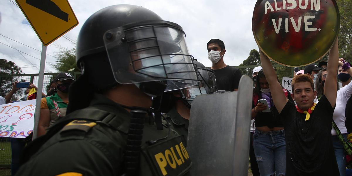 Popayán, 14 de mayo de 2021. Cientos de manifestantes llegaron hasta el Comando de la Policía Metropolitana de Popayán a manifestase por el caso de la joven Allison Salazar, quien se quitó la vida horas después de haber sido detenida por el Esmad en las manifestaciones que se presentaron en la capital del Cauca durante el Paro Nacional.