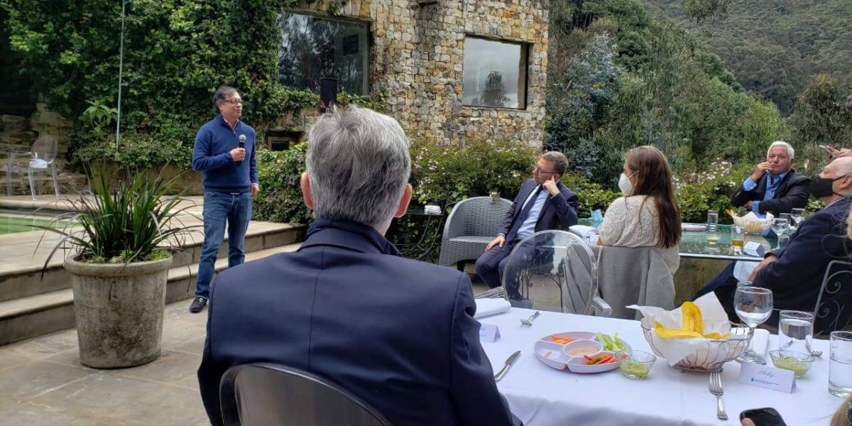 el senador Gustavo Petro en la reunión con empresarios, buena parte de ellos judíos