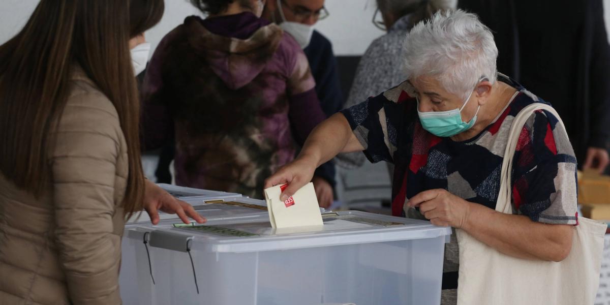 Una mujer acude a un puesto de votación ubicado en el Estadio Monumental el 15 de mayo, en Santiago (Chile).
